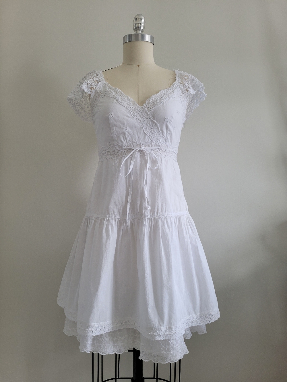 Y2K GUESS white cotton dress with eyelet fabric and lace trim detail